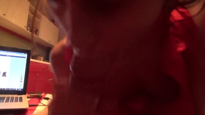 Xwendevana dîkê birayê xwe dimije dema ku tu kes li malê nîne