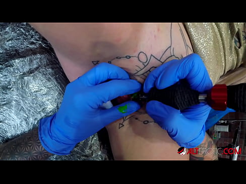❤️ Keçika pir tattookirî Sully Savage tattooek li ser klîtorê xwe kir. ❤️❌ Vîdyoyê seksî li me ku.porn-mz-com.ru ❌️❤